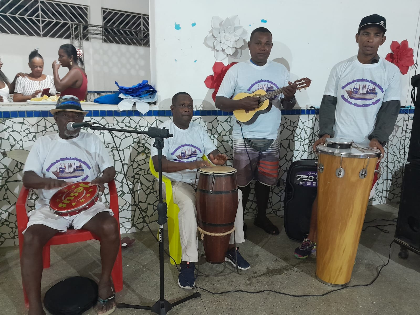 Músicos do Samba de Roda La Plata tocando instrumentos